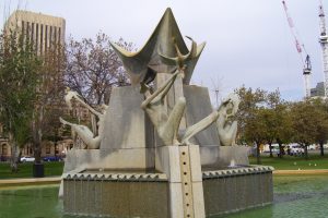 La escultura de los 3 rios en Victoria Square, el parque central de Adelaide